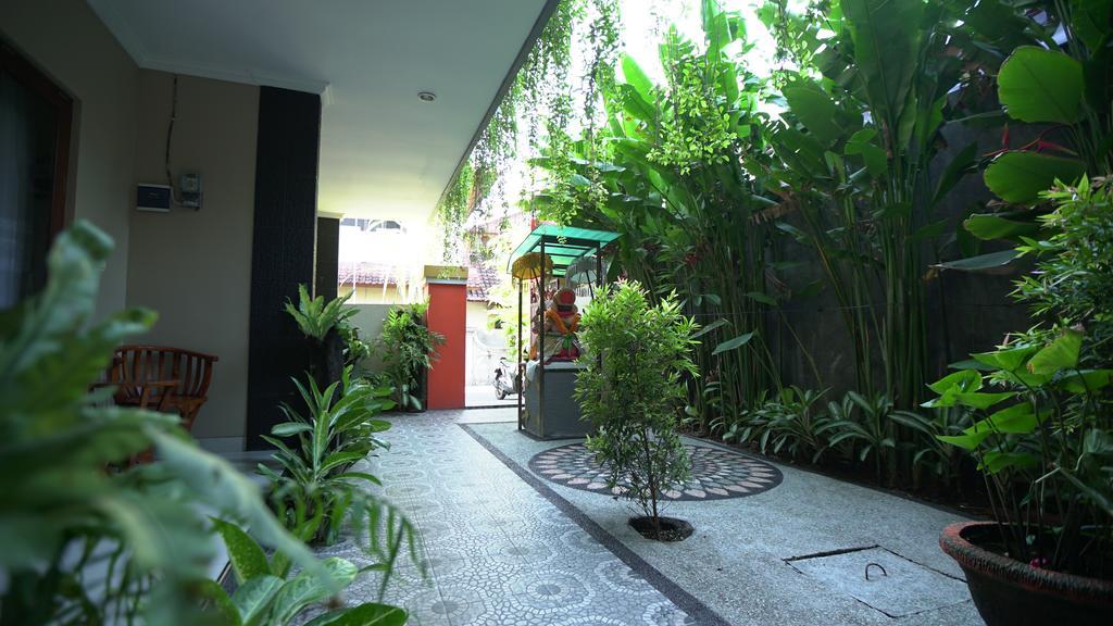 Rena Segara House Kuta Hotel Кута Екстериор снимка